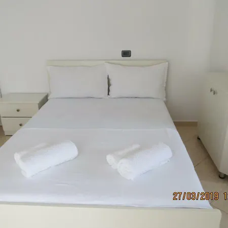 Besnike Hoxha Apartments شقة كساميل