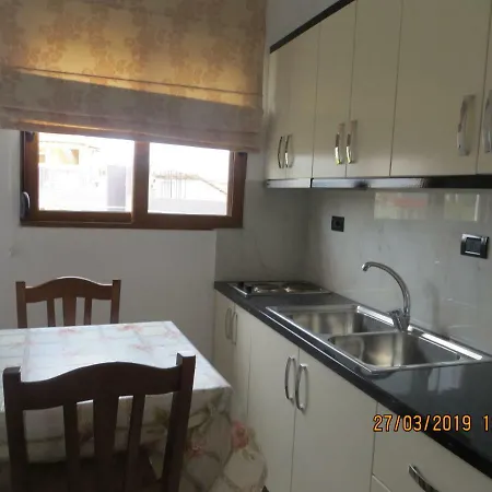 Besnike Hoxha Apartments アパート クサミル